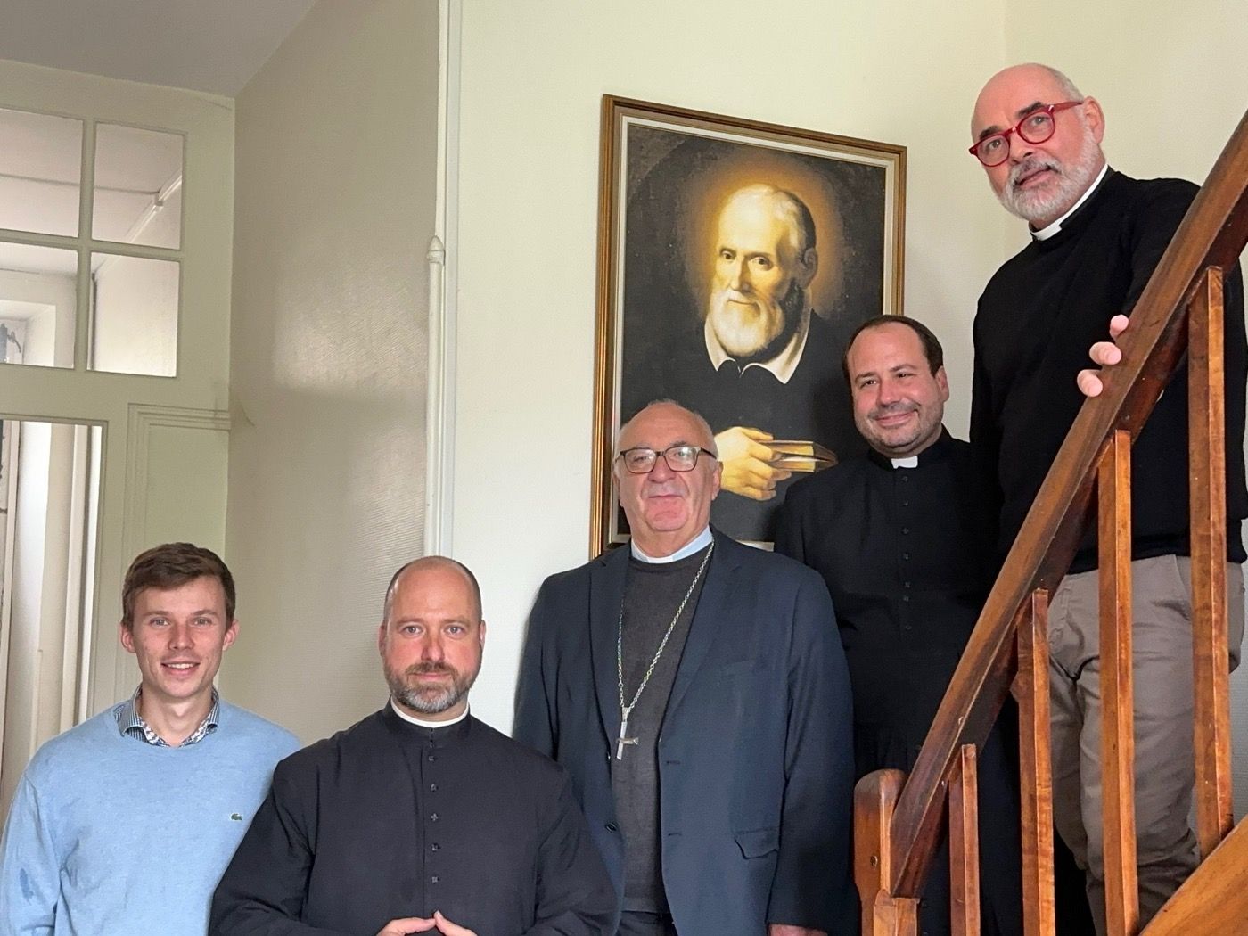 Mgr Hervé Gosselin, évêque d'Angoulême, entouré des membres de la communauté